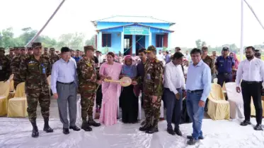 হাটহাজারীতে বন্যায় ক্ষতিগ্রস্তদের মধ্যে ঘরের চাবি হস্তান্তর করলেন চট্টগ্রামের জেলা প্রশাসক