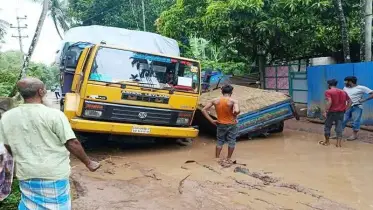 দালাল বাজার-মীরগঞ্জ সড়ক’র বেহাল দশা, দুর্ভোগে লাখো মানুষ
