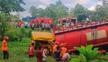 খাদে পড়া ভাউচারের নিচ থেকে ১০ ঘন্টা পর মিললো রোলার চালকের মরদেহ
