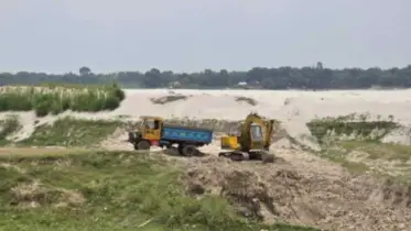 কুষ্টিয়ার গড়াই নদী থেকে মাটি কাটার অপরাধে লক্ষাধিক টাকা জরিমানা