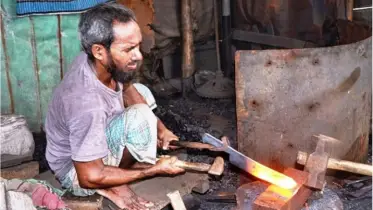 কোরবানির ঈদকে সামনে রেখে ব্যস্ত সময় পার করছেন কামাররা