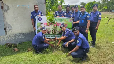 পরিবেশ রক্ষায় ট্যুরিস্ট পুলিশের উদ্যোগে কুয়াকাটায় বৃক্ষরোপণ