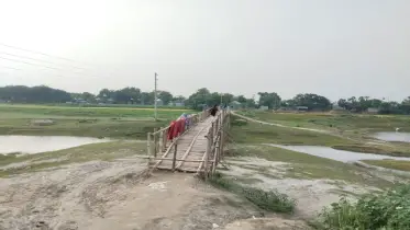ঝুঁকিপূর্ণ বাঁশের সাঁকোই ভরসা সাত গ্রামের মানুষের