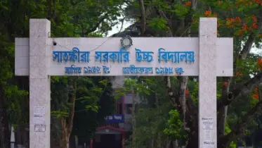 শিক্ষকের থাপ্পড়ে কানের পর্দা ফেটেছে ছাত্রের