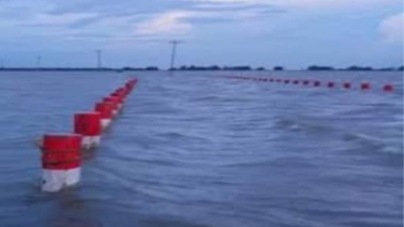 যেখানে পানির উপরে হাঁটেন পর্যটকরা