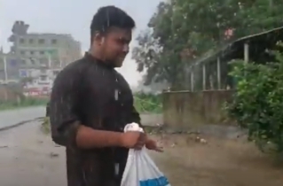 ঈদের দিনে বৃষ্টিতে ভিজে শহীদ পরিবারদের পাশে হাসনাত আবদুল্লাহ