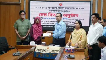 চুয়াডাঙ্গায় মেধাবী শিক্ষাবৃত্তির ১০ লাখ ৬৬ হাজার টাকার চেক বিতরণ