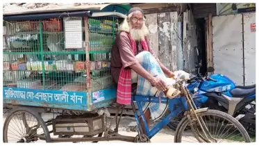 ভ্যান গাড়িতে বই বিক্রি করছেন ৮৯ বছর বয়সের বীর মুক্তিযোদ্ধা