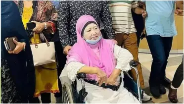 কয়টায় দেশে পৌঁছাবেন খালেদা জিয়া, জানালেন রিজভী