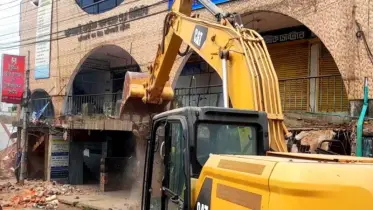 হাটহাজারীতে অধিগৃহীত জমিতে উচ্ছেদ অভিযান শুরু করেছে সওজ