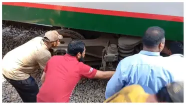রাজশাহী রেলস্টেশনে ঢাকাগামী বনলতা এক্সপ্রেস বগির লাইনচ্যুত