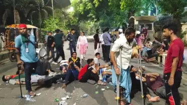যমুনার সামনে অবস্থান কর্মসূচি: সড়কেই ঘুমালেন জুলাই আন্দোলনে আহতরা
