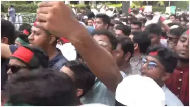 আ. লীগ নিষিদ্ধের দাবিতে শাহবাগ অবরোধ করছে বিক্ষোভকারীরা