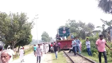 ভাঙা রেললাইন, অল্পতেই রক্ষা পেল যাত্রীরা