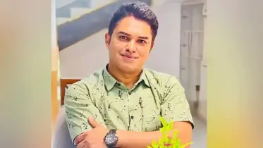 স্ত্রী -সন্তানের সামনেই সাংবাদিকের উপর সন্ত্রাসীদের হামলা