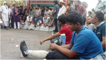 আহতদের তিন দফা দাবিতে শাহবাগ অবরোধ, যান চলাচলে স্থবিরতা