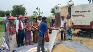 যান্ত্রিকীকরণই কৃষির ভবিষ্যৎ, নবাবগঞ্জে কম্বাইন হারভেস্টারে ধান কর্তন