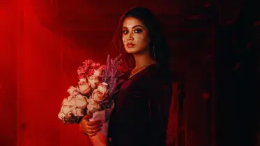 এক হাতে রক্তমাখা কুড়াল, অন্য হাতে একগুচ্ছ গোলাপ: যে বার্তা দিচ্ছে ‘ইনসাফ’!