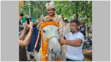ঘোড়ায় চড়ে কনের বাড়িতে বর, দেখতে উৎসুক মানুষের ভিড়