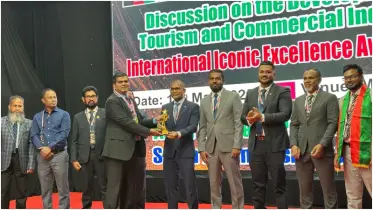 মালদ্বীপে ইন্টারন্যাশনাল আইকোনিক এক্সিলেন্স এ্যাওয়ার্ড পেলেন ইউএস-বাংলার কামরুল ইসলাম