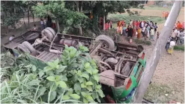 যাত্রীবাহী বাস নিয়ন্ত্রণ হারিয়ে খাদে, নিহত ২