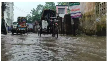 নিম্নচাপের প্রভাবে প্লাবিত পটুয়াখালীর উপকূল, দুর্ভোগে ঘরবন্দি মানুষ