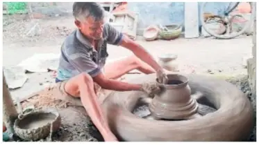 ঐতিহ্যের পতন: শ্যামনগরে অস্তাচলে মৃৎশিল্প, জীবিকার টানে পেশা বদল