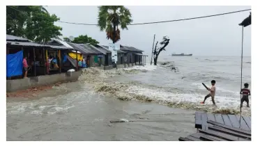 তিন নম্বর সতর্ক সংকেত, হাতিয়ায় সাগর উত্তাল ও ট্রলার চলাচল বন্ধ