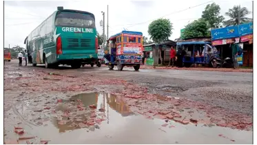 ঢাকা-বরিশাল মহাসড়কের বেহাল দশা, এক মাসে ১০ দুর্ঘটনা