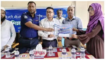 এইচএসসি পরীক্ষার্থীদের  হাতে ৭ ধরনের  শিক্ষাসামগ্রী দিল উপজেলা প্রশাসন