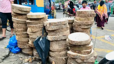 কোরবানির ঈদে চাহিদা তুঙ্গে তেঁতুল কাঠের খাইট্টার