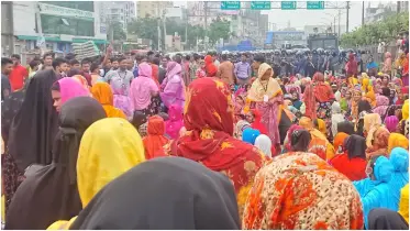 সাভারে বকেয়া বেতনের দাবিতে শ্রমিকদের বিক্ষোভ