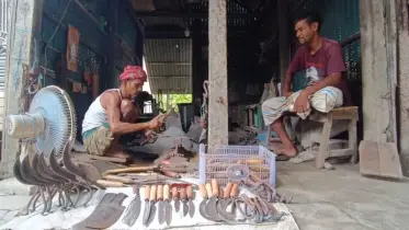 কোরবানির ঈদ ঘিরে ব্যস্ততা তুঙ্গে কামার পল্লীতে, বেড়েছে দা-ছুরির চাহিদা