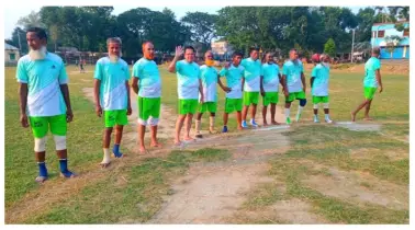 ঈদের আনন্দে ব্যতিক্রমী ফুটবল ম্যাচ, মাঠ কাঁপালেন মুরুব্বিরা