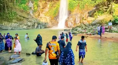মাধবকুন্ডে ঈদের আনন্দে পর্যটকদের ঢল
