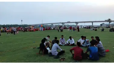 হ্যালিপ্যাডে ভিড়, নদী যেন টানে প্রশান্তির স্পর্শে