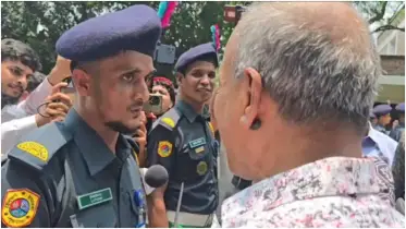 ‘পাঁচ ওয়াক্ত নামাজ পড়ো তো ঠিকমতো?’- কারারক্ষীকে স্বরাষ্ট্র উপদেষ্টার প্রশ্ন