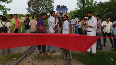 চারঘাটে রেলপথ অবরোধ, ঈদ ফেরত যাত্রীদের চরম ভোগান্তি