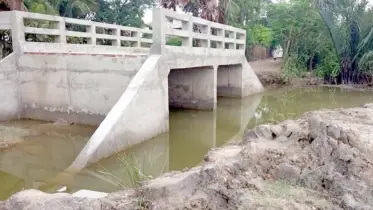 সংযোগ সড়ক না থাকায় ছাত্রছাত্রীসহ সাধারণ মানুষের ভোগান্তি 