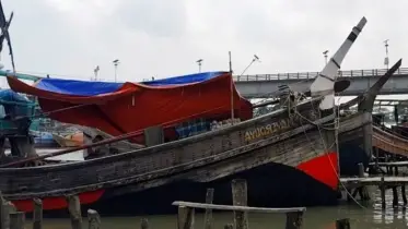 কলাপাড়ায় জেলেদের উৎসবমুখর প্রস্তুতি, রাতেই ছুটবেন ইলিশ আহরণে