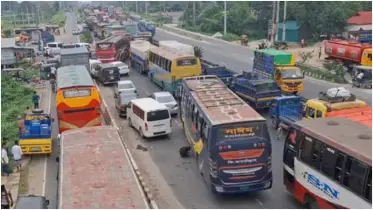 ঢাকা-টাঙ্গাইল মহাসড়কে ১৭ কিলোমিটার এলাকাজুড়ে যানবাহনে ধীরগতি