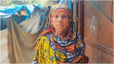 বর্ষার রাত মানেই দুর্ভোগ: জলমগ্ন ঘরে ছকিনার দিনযাপন