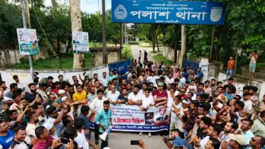নরসিংদীতে ছাত্রদলের ওপর গুলিবর্ষণের ঘটনায় অভিযুক্তদের গ্রেপ্তারের দাবিতে বিক্ষোভ