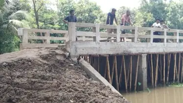 লোহাগাড়ায় সেতুর নির্মাণকাজ শেষ হওয়ার আগেই দেখা দিল ফাটল