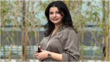 বাংলাদেশের পলিটিক্স নিয়ে স্টেটাস দেয়া বন্ধ করলাম: শবনম ফারিয়া