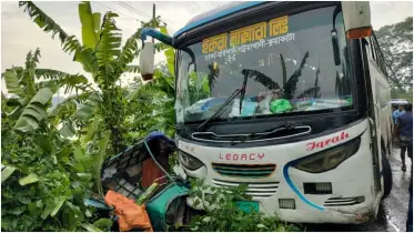 নবজাতক শিশু কন্যাকে ডাক্তার দেখাতে নেয়ার পথে বাসের চাপায় মা, নানাসহ তিনজন নিহত, আহত ৩