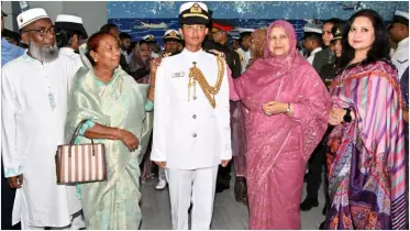 বাংলাদেশ নেভাল একাডেমিতে তরুণ নৌ কর্মকর্তাদের কুচকাওয়াজে মুগ্ধ সেনাবাহিনী প্রধান