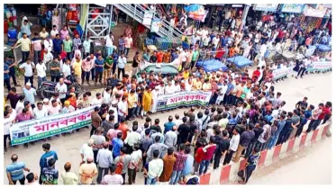 মীরসরাইয়ে আন্ডারপাস নির্মাণের দাবিতে ব্যবসায়ীদের মানববন্ধন