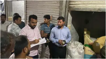 মঠবাড়িয়ায় নিষিদ্ধ পলিথিন জব্দ, ব্যবসায়ীকে অর্থদণ্ড