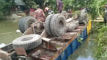 বরিশালে ট্রাক নিয়ন্ত্রণ হারিয়ে পুকুরে, নিহত ২